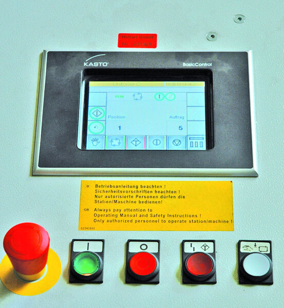 Die Lagersteuerung Basic-Control des Blechlagersystems für den automatischen Betrieb mit Zustimmtaster ist einfach zu bedienen. Bild: Kasto (Archiv: Vogel Business Media)