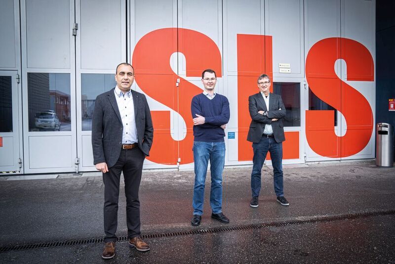 Das Forscherteam vor der Synchrotron Lichtquelle Schweiz (v. l.): Andrea Prota, Tobias Mühlethaler und Michel Steinmetz (Paul Scherrer Institut/Mahir Dzambegovic)