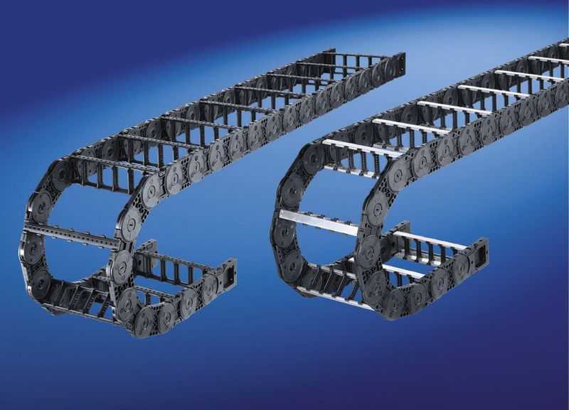 Beim Verfahren der Portalsupporte sorgen KABELSCHLEPP-Energie-führungsketten der MC-Serie für die nötige Bewegungsfreiheit der Längs- und Planschlitten. Die Hybrid-Ausführung mit Aluminiumstegen kann dem Bauraum entsprechend in der Breite millimetergenau ausgelegt werden. (Bild: Kabelschlepp)
