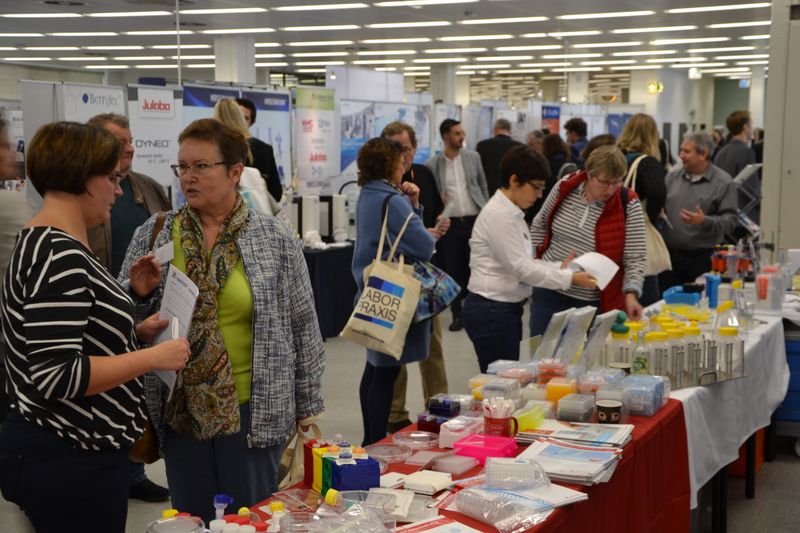 Impressionen der Lab-Supply Hamburg vom 29. Oktober 2019  Die letzte Lab-Supply Messe 2019 fand in der MesseHalle Hamburg-Schnelsen statt. Impressionen vom Messetag sowie einige Besucherstimmen finden Sie in dieser Bildergalerie. Die nächste Lab-Supply ist am 18. März 2020 in Frankfurt am Main. Lese-Empfehlung: Nachbericht zum erfolgreichen Auftakt der Lab-Supply in Wien. (LABORPRAXIS, C. Lüttmann)