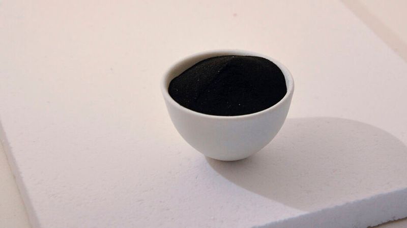 Hard Carbon, gewonnen aus Lignin, einem Nebenprodukt der Holzindustrie, bildet die Basis für die Elektrode der Thüringer Wald-Batterie.(Bild:  Fraunhofer IKTS)