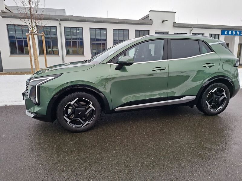 Das Design: Die Kia-Designer haben dem Sportage zum Modelljahr 2026 ein neues Gesicht verliehen. Das LED-Tagfahrlicht unterstreicht die Breite des Kühlergrills. Die Hauptscheinwerfer sind jetzt zwischen LED-Tagfahrlicht und Grill platziert, was die Verwandtschaft mit dem größeren Kia-SUV Sorento verdeutlicht. (Bild: Dominsky – VCG)