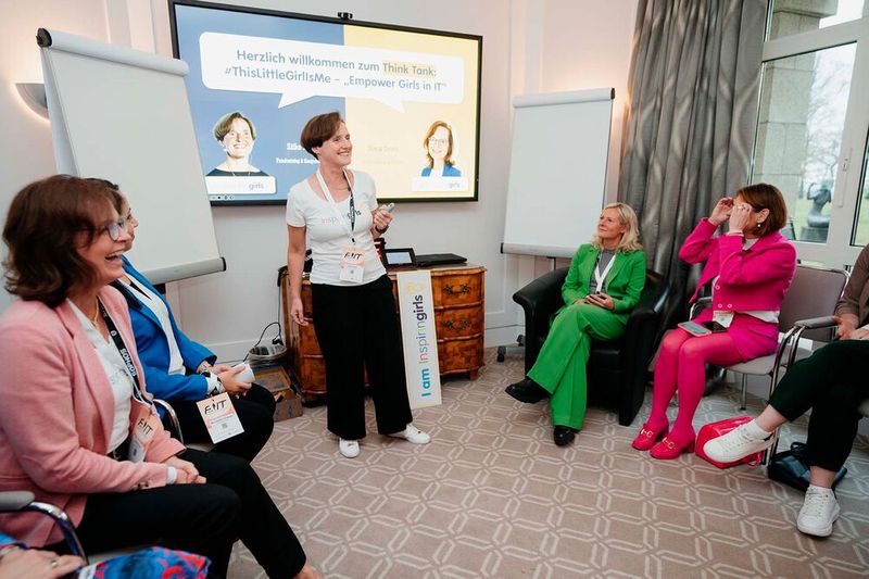 Parallel fand die zweite Runde der einzelnen Sessions statt – hier mit geballtem Empowering von Girls in IT mit Silke Kanes (Inspiring Girls). (Bild: Manuel Emme)