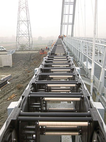 Es handelt sich um das beidseitig zu öffnende wartungsfreie Modell E4.350 aus der Serie E4.1. (Igus)