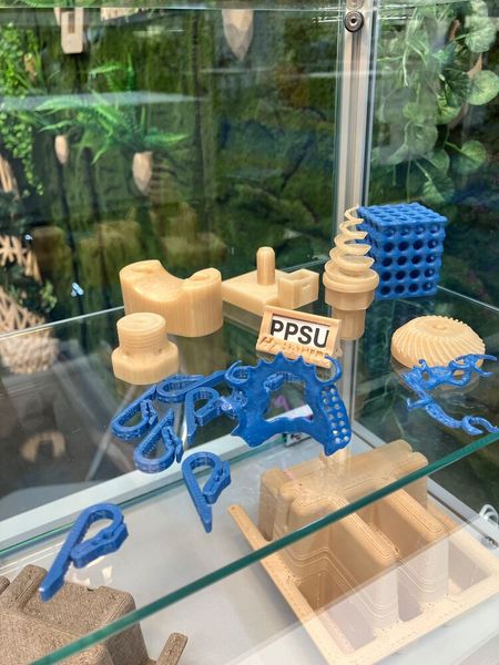 Die 3D-gedruckten Gitterstrukturen lösenvielfältige Probleme in verschiedenen Anwendungsgebieten wie Architektur, Medizin und Design. HAI Tec präsentierte Lösungen aus den Hochleistungskunststoffen PPSU und PEEK. (Bild: VCG/Juliana Pfeiffer)