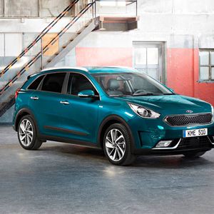 Optisch ist der Niro irgendwo zwischen einem SUV und einem höhergelegten Kombi zu verorten. (Foto:  Kia)