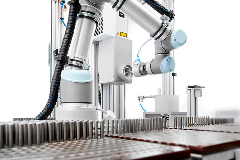 Die Roboter werden mittlerweile für ganz unterschiedliche Aufgaben innerhalb der Etikettieranlagen eingesetzt, vom Teilehandling über die Laserbeschriftung bis zum Handling von bedruckten Etiketten. (Topex)