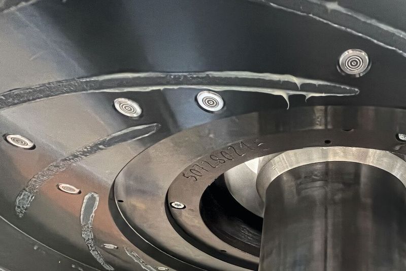 Innenansicht einer Pumpenkomponente in der Entwicklung mit bündig eingebauten Drucksensoren von Kistler (Bild: Kistler Gruppe)