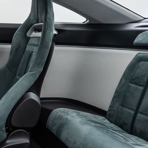 Im Fond gibt es eine Rückbank mit einem Sitz. Zwei Sitze wären alternativ möglich.(Bild:  Caterham)