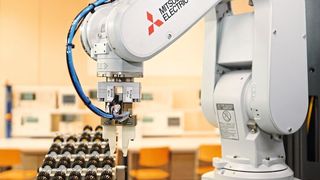In der Lernfabrik werden ganz normale Industrieroboter mit voller Funktionalität verwendet. (Mitsubishi Electric Europe B.V.)