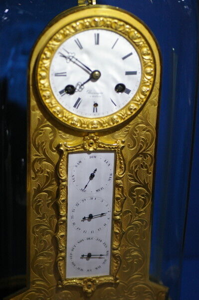 Horloge à quantième perpétuel manufacturée par Hyppolite Bienaymé, Dieppe (F) vers 1850. Dans la partie inférieure, il y a trois cadrans présentant les indications du calendrier, soit le jour, la date et le mois. Une horloge intéressante à découvrir au MIH à la Chaux-de-Fonds. (Image: MSM / JR Gonthier)