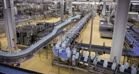 (Die Abfüllung von Einweggebinde mit direkter SAP-MII-Maschinendatenerfassung sorgt für mehr Transparenz. Bild: GIZ)