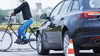 Die rechtzeitige und richtige Reaktion auf Hindernisse im Querverkehr ist eine große Herausforderung für die Steuercomputer autonom fahrender Autos. (ZF/Detlev Majer)