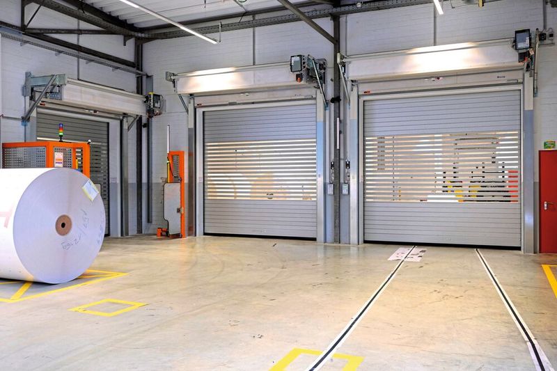 SIG Combibloc hat die bodendicht abschließenden Schnelllauftore von Efaflex für den Hallenabschluss und Multischleusen installiert. (Bild: Efaflex)