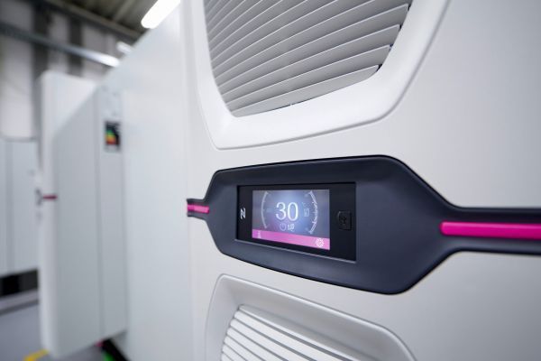 Energieeffizienz: Das grafische Touchdisplay der Blue-e+-Kühlgeräte bietet alle relevanten Informationen auf einen Blick.  (Rittal)