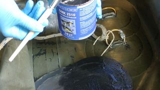 Der 2-Komponenten-Klebstoff GMK 2510 eignet sich für vollflächige und dauerelastische Verklebungen von Gummi mit Gummi oder Gummi mit Metall, die dauerhaft dynamischen Belastungen ausgesetzt sind. (Bild: Weicon)