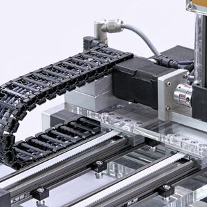 Bild 1: Mit entsprechendem Baukasten lassen sich aus Kunststoff-Linearführungen mit Schrittmotoren, Energieketten sowie den passenden „Chainflex“-Leitungen komplette einbaufertige Betriebseinheiten zusammenstellen.
