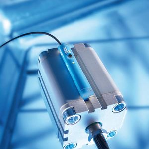 Pneumatikzylinder mit Wegsensor: Die zwischen der Null- und der Endposition liegenden Kolbenstellungen werden als Analogsignale ausgegeben, welche als 4-20 mA Stromausgang und  als 0 – 10 V Spannungssignal zur Verfügung stehen.