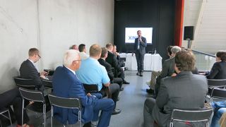 Gruppen-Moderator Peter Reinhardt begrüßt die Teilnehmer des Treffens der Xing-Gruppe Medizintechnik auf der Medtec Europe 2014. (Bild: Schäfer)