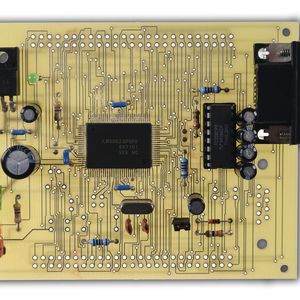 Hosentaschenfreundliche 99 DM für einen schnellen Start: GLYNs handgelöteter Prototype vom Evaluationboard für die erste M16C-Flash-MCU von MITSUBISHI – heute zusammen mit HITACHI und NEC als RENESAS bekannt.(Bild:  GLYN)
