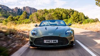 Aston Martin hat im Vanquish Volante viel Technik verbaut. Über 400.000 Euro müssen Käufer investieren. (Bild: Aston Martin)