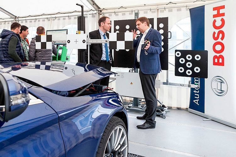 Bosch zeigte den Kfz-Fachleuten die professionelle Kalibrierung von Fahrerassistenzsystemen nach einer Karosseriereparatur. (Stefan Bausewein)