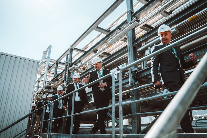 Auf dem Weg zum Spatenstich erhielten die Gäste eine Führung durch die Biodiesel-Anlage von Verbio in Bitterfeld. (Bild: Verbio)