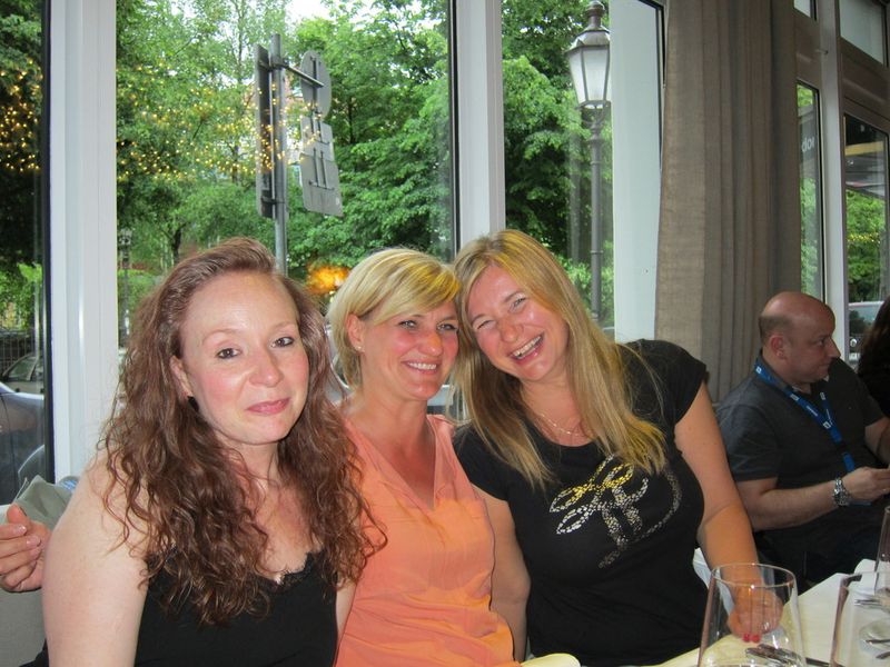 (v.l.) Alexandra Fuchs und Britta Overhage (beide EZY) mit Daniela Leventic (Action IT). (Besa Agaj)