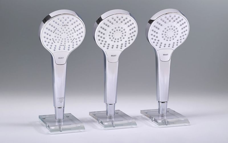 Von der Handbrause „Croma Select S Multi“, die ursprünglich von der Hansgrohe SE (links im Bild) stammt, gibt es sowohl eine Fälschung (Bild Mitte) als auch ein Plagiat (Bild rechts) von jeweils chinesischen Firmen. Beide Nachahmer verletzen Designrechte von Hansgrohe in China. Für die Fälschung wird sogar „hansgrohe“ in chinesischen Schriftzeichen verwendet, wofür Markenrechte bestehen. Das Plagiat wird über WeChat angeboten. Die Kopien kosten umgerechnet Euro 0,85 / 0,89 und sind entsprechend minderwertig in Material und Produktqualität   (Bild: Aktion Plagiarius e.V.)