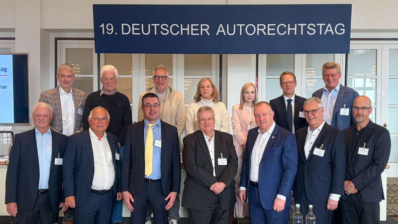 Die Arbeitsgemeinschaft Deutscher Autorechtstag mit Referenten: (obere Reihe v.l.) ADAC-Generalsyndikus Jürgen Verheul, RA Dr. Kurt Reinking, Autorechtstags-Präsident Prof. Dr. Ansgar Staudinger, RAin Eva Hettwer, ADAC-Juristin Julia Neumeier, Richter am BGH Dr. Oliver Klein, BVfK-Präsident Ansgar Klein, (untere Reihe v.l.) Vors. Richter am BGH a.D. Wolfgang Ball, RA Marcus Gülpen, RA Michael Fitz, RA Dr. Thomas Almeroth, ZKF-Ehrenpräsident Peter Börner, ZDK-Geschäftsführer Ulrich Dilchert, ADAC-Jurist Klaus Heimgärtner(Bild:  BvfK)