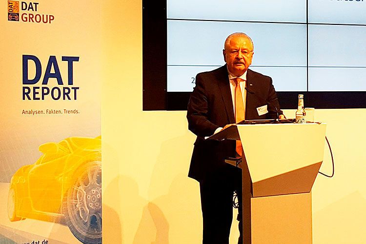 ZDK-Präsident Jürgen Karpinski lobte den DAT-Report als Seismographen der Branche. Seine persönliche Prognose: Durch autonomes Fahren werde sich die Autobranche in den nächsten 5 Jahren stärken verändern als jemals zuvor. (Foto: Schwickal)