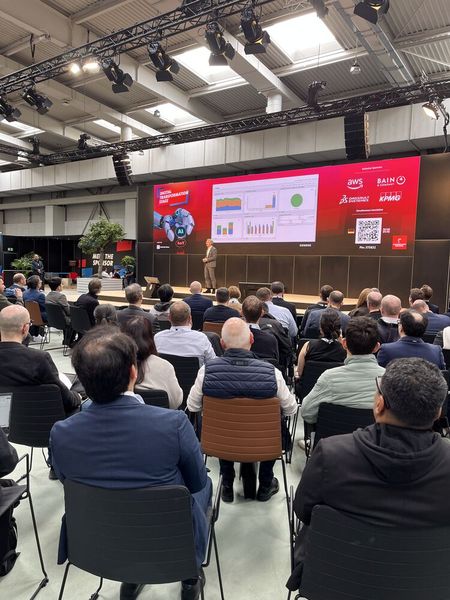 Zahlreiche Vortrags-Arenen zogen das Publikum an.  (Bild: Vogel IT-Medien)