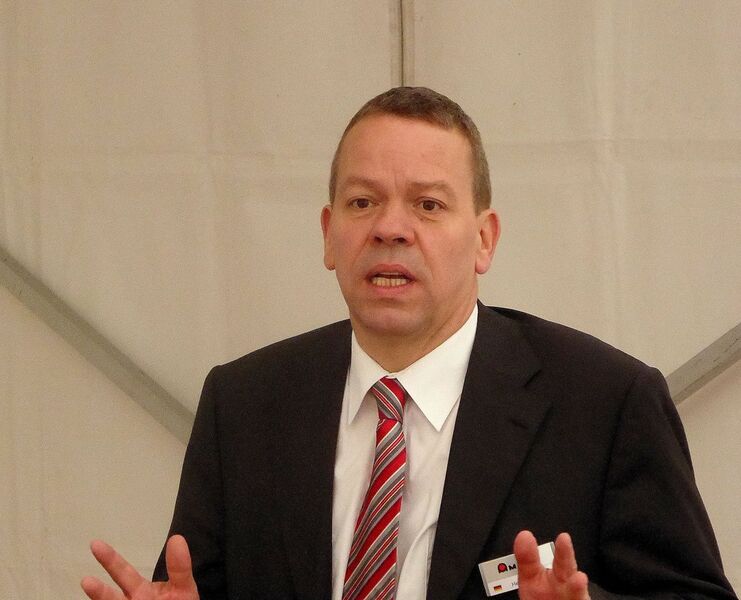 Ronald Schildt, Prokurist, stellvertretender Vertriebsleiter und absoluter Experte der Blechbearbeitung bei der Amada GmbH in Haan bei Düsseldorf referierte über die technischen Highlights des Amada-Maschinenparks bei Jordan. Jordan und Amada pflegen seit vielen Jahren eine feste Partnerschaft. (Bild: Kuhn)