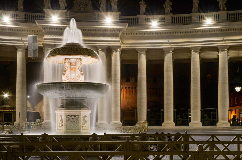 Der Vatikan forderte ein Beleuchtungsniveau von bis zu 120 Lux bei Nacht, um den Besuchern Sicherheit zu bieten und bei Veranstaltungen und Feierlichkeiten sogar das Lesen auf dem Platz zu ermöglichen. (Governatorato S.C.V. - Direzione dei Musei)