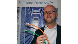Gunnar Flau, Key Account Manager von Friesland Datacom, zeigt die neuen GL-zertifizierten Glasfaser-Leitungen (Friesland Datacom)