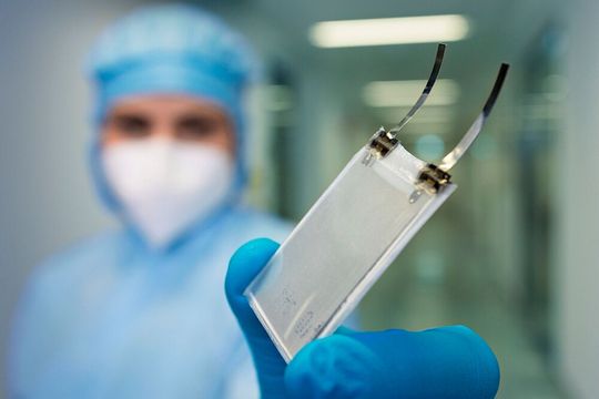 Bei Entladezeiten von einigen zehn Sekunden bis zu etwa fünf Minuten eignen sich diese NiZn-Batterien besonders für den Einsatz in Hyperscale-Rechenzentren oder auch als Starterbatterie in Autos.(Bild:  Fraunhofer IZM / Volker Mai)