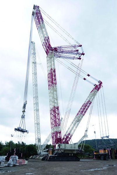 Bild 1: Schwerathlet: Beim Großkran CC8800-1 TWIN verbinden viele tausend Schweißnähte ein Riesenpuzzle aus Stahlkomponenten zu einem Giganten, der 3200 t auf den Haken nehmen kann Bild: Körner (Archiv: Vogel Business Media)