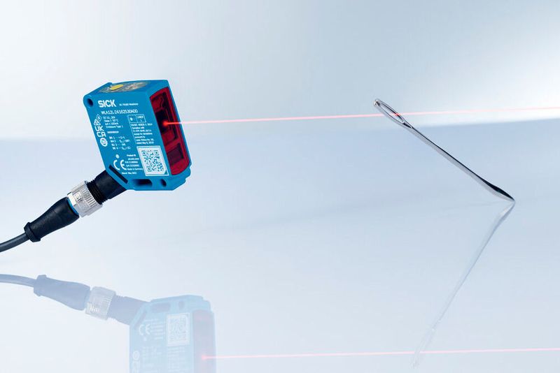 Rund um Sensoren und die digitale Transformation geht es am Messestand von Sick. Zum Portfolio gehört etwa der Klein-Lichtschranken W12 Laser. Er detektiert die Anwesenheit oder die Position von Bauteilen und Objekten. Stillstandzeiten aufgrund fehlerhafter Positionierung könne mit ihm reduziert werden. Außerdem wird das Unternehmen auf der SPS die erste universell einsetzbare 3D-Time-of-flight (Tof) Kamera mit einer Safety-Zertifizierung bis Performance Level C präsentieren. SPS 2022: Halle 7A, Stand 340. (Bild: Sick)