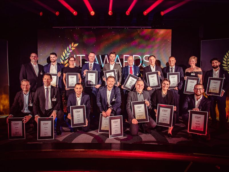 Alle glücklichen Gewinner der Security-Insider Readers' Choice Awards 2022 mit Chefredakteur Peter Schmitz (hintere Reihe links).  (Bild: krassevideos.de / VIT)