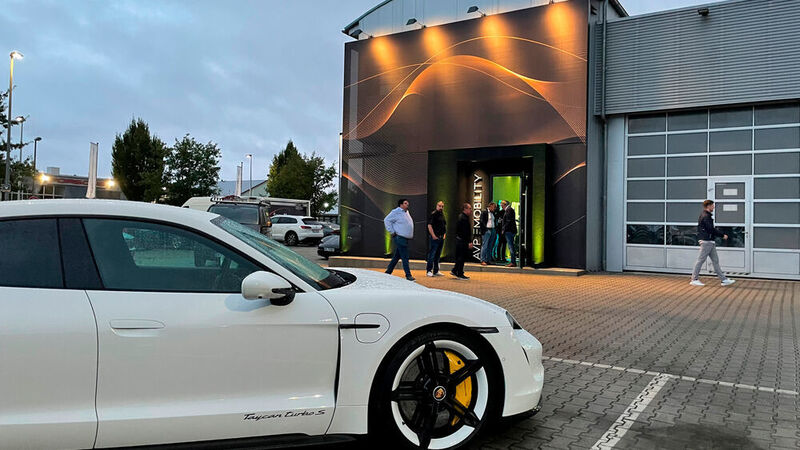 AVP Autoland hat am Hauptsitz im niederbayerischen Plattling einen E-Mobility-Showroom eröffnet. (Seyerlein/VCG)