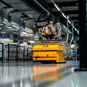 Ein fahrerloses Transportfahrzeug (FTF) übernimmt hier die Fahrt eines Porsche-Motors voll automatisch zum nächsten Montageschritt. Gesteuert wird das FTF und seine Schwestersysteme zentral vom MHP Fleetexecuter.(Bild:  MHP)