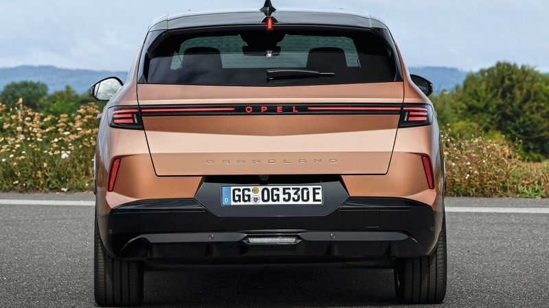 Der Modellname wird in die Heckklappe geprägt. (Bild: Opel)