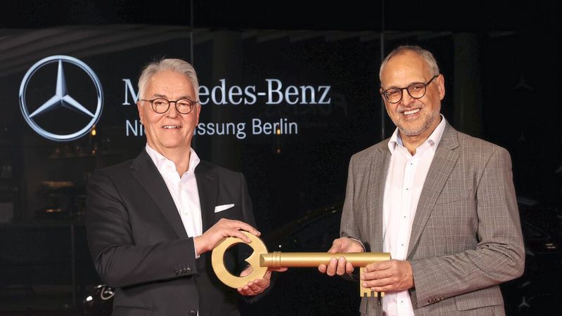 Hans-Bahne Hansen (links) übergibt die Leitung der Mercedes-Niederlassung Berlin/Brandenburg an Eberhard Kern.(Bild:  Mercedes-Benz)