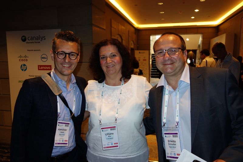 Lilli Kos, IT-BUSINESS mit (l.) Alexander Maier und Ernesto Schmutter, Ingram Micro (Bild: IT-BUSINESS)