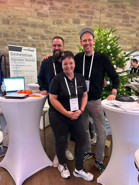 Mehmet Akkus und Daniela Groß (beide Servereye) mit Dr. Matthias Winter (r., Anqa IT-Security) (Bild: Vogel IT-Medien)