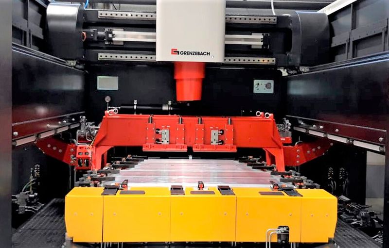 TPV Automotive in Slowenien hat sich eine 4-Achs-Portalanlage von Grenzebach gegönnt, die Komponenten für Elektroautos per Rührreibschweißen prozesssicher fügt. Hier ein Blick in den Arbeitsraum des Systems. Näheres in diesem Beitrag.