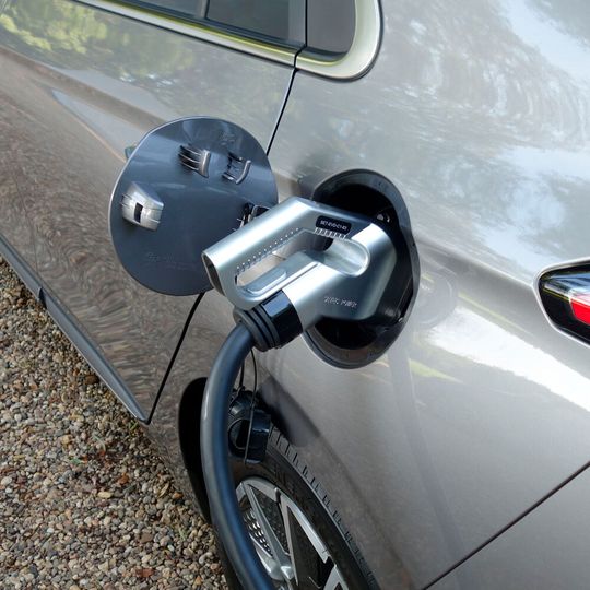 Beim Laden von E-Autos geht einiges an Strom flöten.(Bild:  Wehner/»kfz-betrieb«)