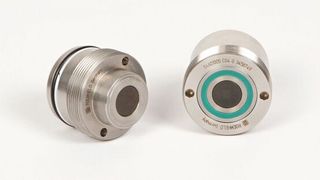 Die neuen Kupplungselemente in Einschraubvariante mit Nennweite 12 können bis zu 70 l/min Hydrauliköl, Druckluft oder Vakuum übertragen. Im Bild links der Kupplungsnippel, rechts die Kupplungsmechanik. (Römheld)