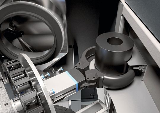 Ein integriertes Probenhandhabungsgerät ersetzt beim Bulkinspector die manuelle Befüllung der Behälter.(Bild:  Siebtechnik)