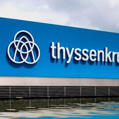 Thyssenkrupp Steel ist in der Krise. Ein harter Sparkurs soll für die Zukunft das Schlimmste verhindern, doch dieser wurde von der IG Metall und der Belegschaft streng kritisiert. Heute lief eine Abstimmung der Gewerkschaftsmitglieder: Die Umstrukturierung wird demnach akzeptiert! (Bild: Thyssenkrupp)